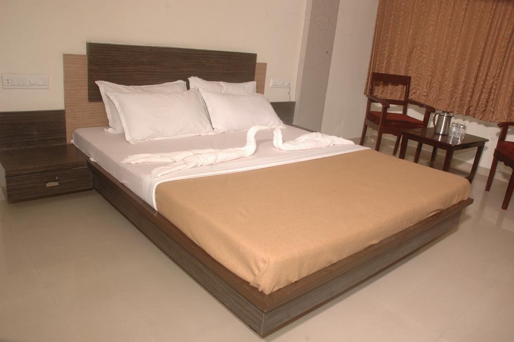 Hotel Sapphire Junagadh Exterior photo